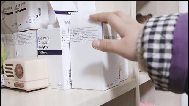 女孩患癌被父亲放弃，卷走8万存款在外养小三，称有钱也不给她花