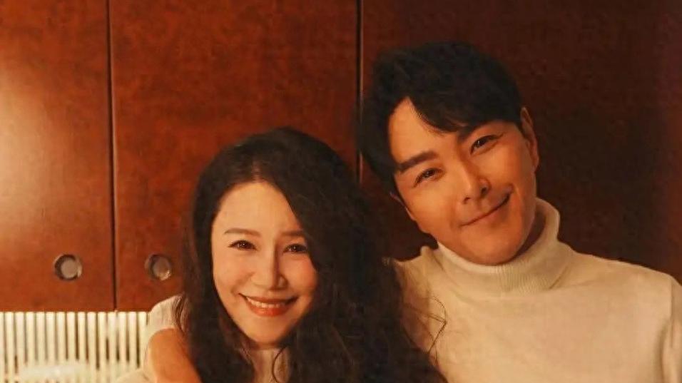 43岁黄翠如剖腹产后首次露脸，状态逆天！和医护合影透露了什么秘密？