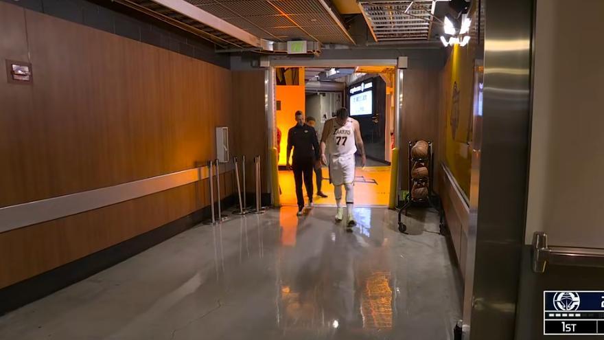 突发！东契奇回更衣室了，出现伤病？让人担忧，湖人领先快船6分