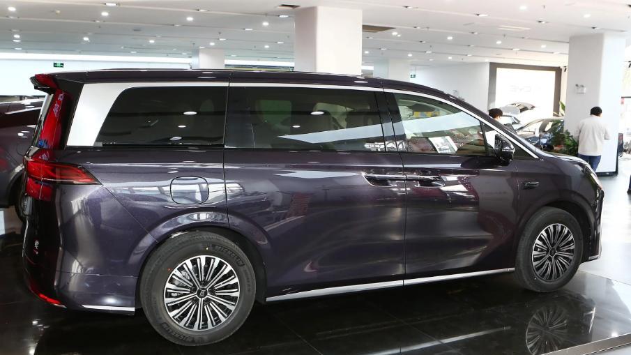 比亚迪夏DM-i：这台30万级MPV，凭啥让全家抢着坐？