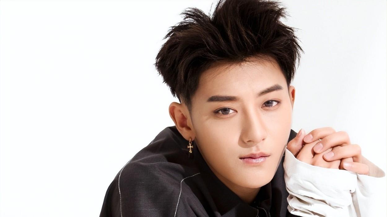 鹿晗缺席常驻节目录制，知情人曝原因，网友：他和关晓彤是一类人