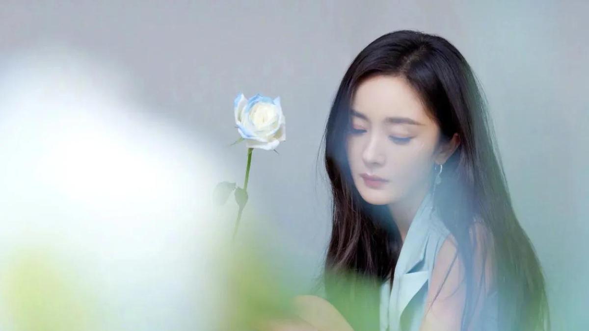 杨幂光脚写真，穿青色国风连衣裙，好美好温柔