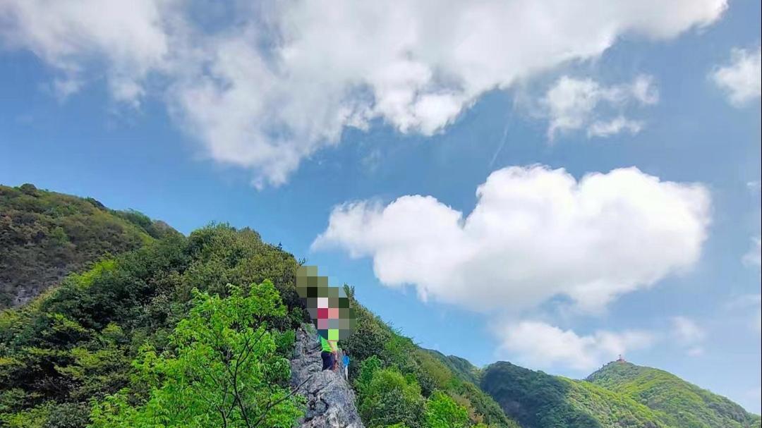 男子玩手机坠崖后发文“福大命大”，景区：涉事地点禁止攀爬