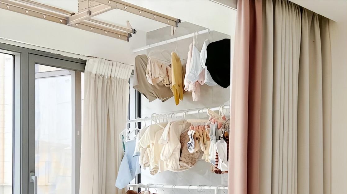“阳台不晾衣服”，晾在哪呢？看邻居的做法，打开新世界大门了