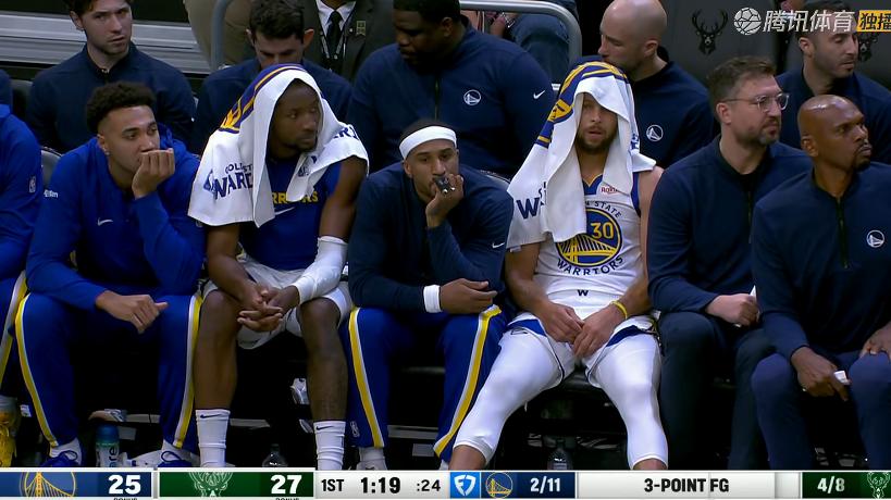 爆冷！库里27+6+4，赛后雄鹿球员冲进场内，抱住罗林斯庆祝胜利