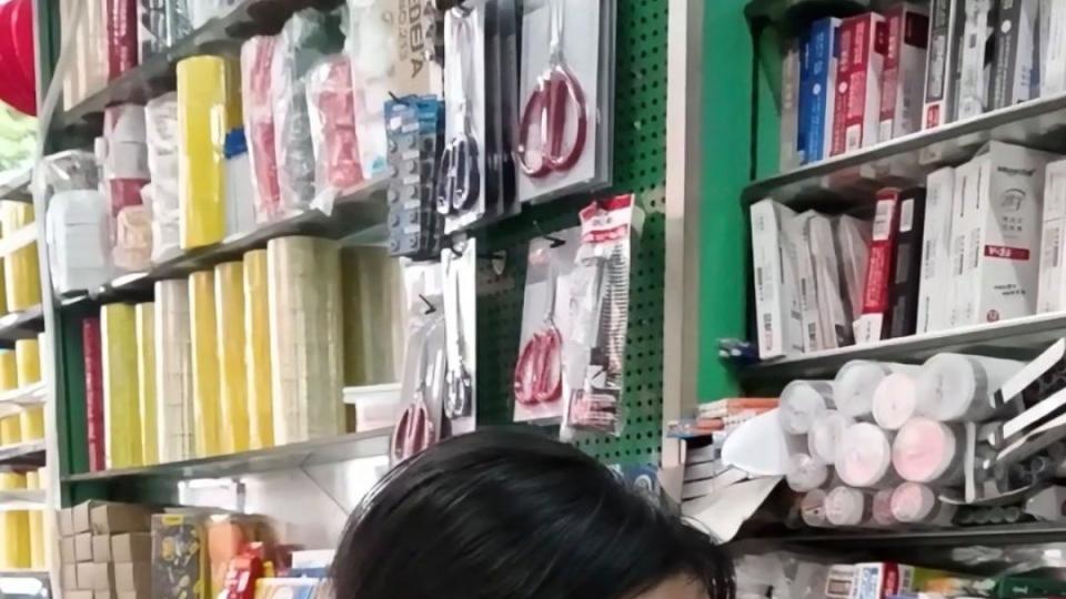 12岁“英语小掌柜”火遍全网：半年卖货10万+，揭秘潮汕家庭的教育突围战