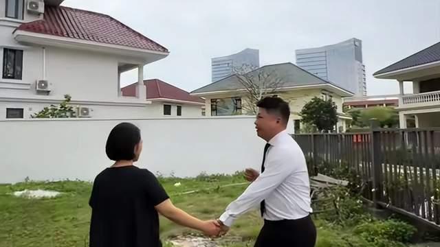 房产小哥公主抱女客户看房，同行看呆：这行没点本事真不行