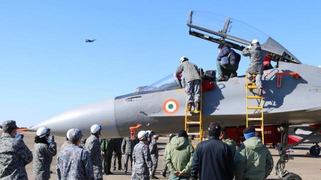 交战19天后，巴总理登机离国，印巴更多战报发布：4个中校败下阵