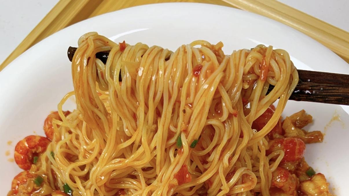 红汤翻滚的小龙虾拌面：自家灶台上的烟火小盛宴