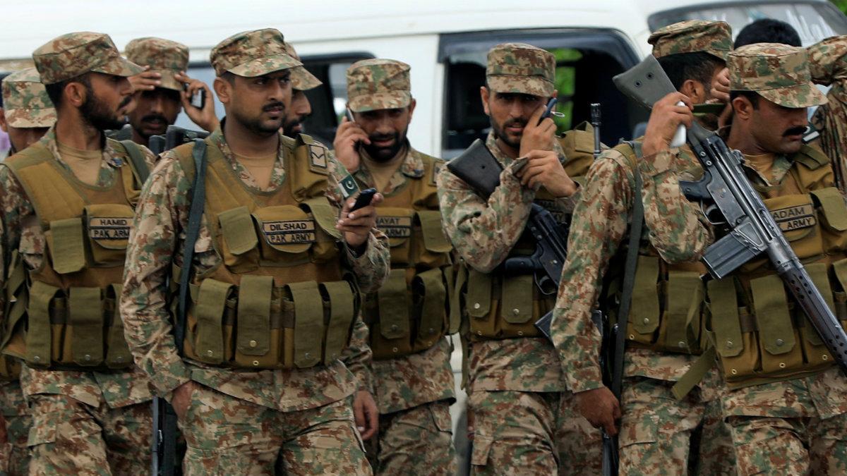 巴铁军列满载坦克驶向边境，歼10C升空备战，已做好两线开战准备