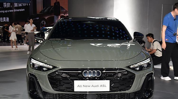 一汽奥迪全新A5L飞箭灰实车，与A4L同堂销售，将亮相上海车展
