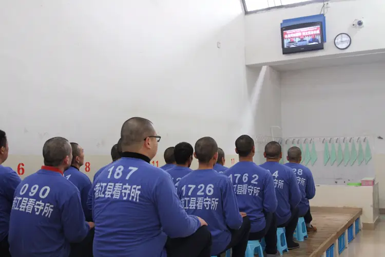 进了看守所，每天必做两件事：虽然不使劲，但是很磨人