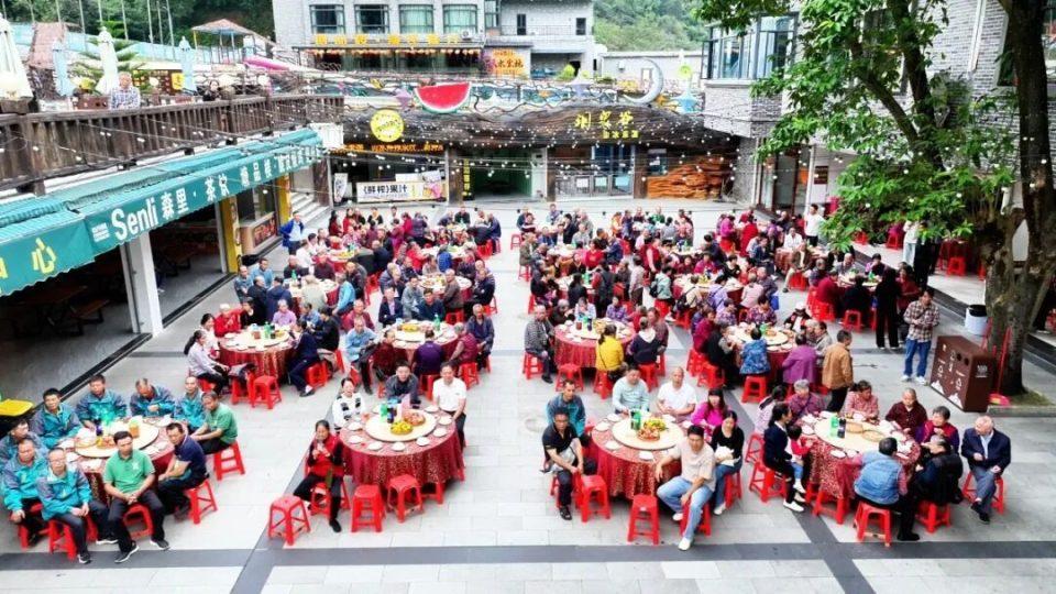 登高祈福、非遗醒狮表演、爱心义诊、百人长寿宴……清新这场重阳活动好吃还好玩！