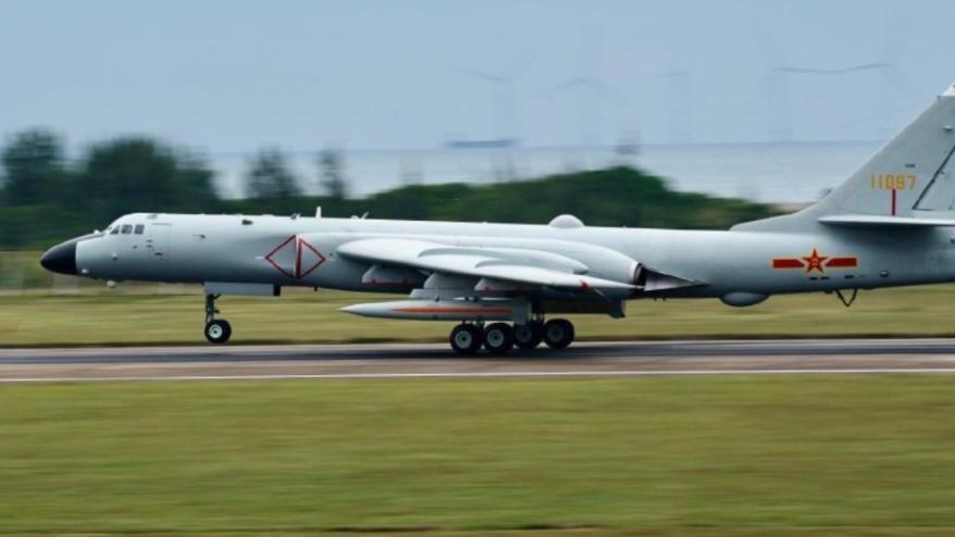 歼10C挂载新型空射弹道导弹，升空“拓展业务”