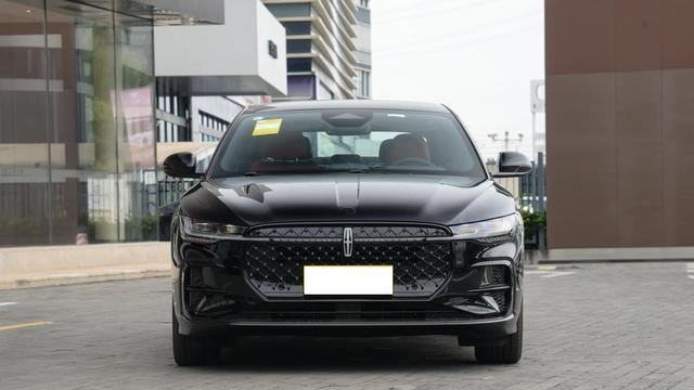 豪车“顶不住”了！一口气降到1888万，20T爆261马力+8AT，厚道