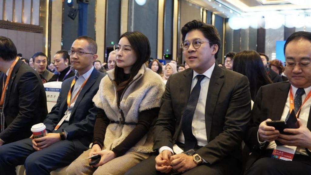 霍启刚携手妻子现身哈尔滨，穿正装戴眼镜十分绅士，郭晶晶也时髦