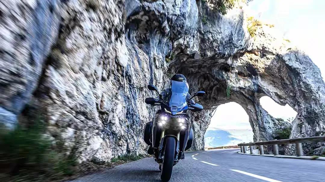 旅行车要什么全能？ 三缸119马力+电子悬挂，雅马哈Tracer 9 GT+重塑旅行车格局
