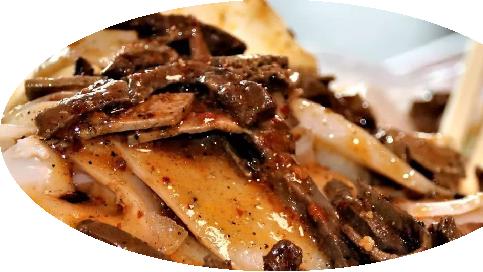 麻辣肝汁是独有的浇头，到了陕北，饱腹又美味的麻辣肝碗托来一碗