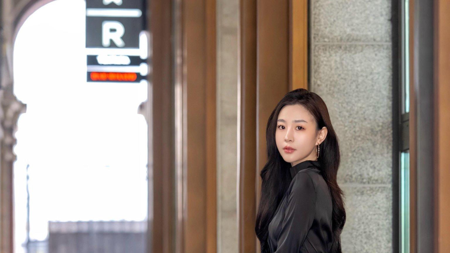 丝袜不是袜子，它是提供情绪价值的时尚单品