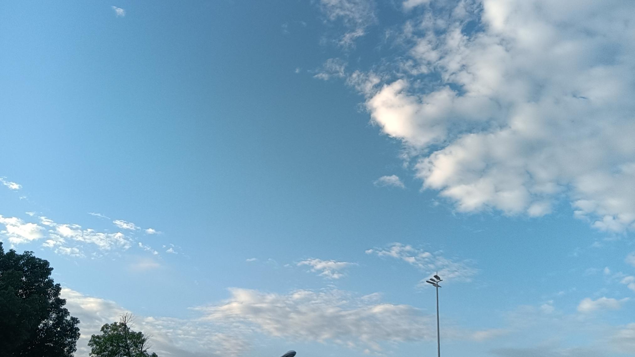 年轻教师的待遇起点有点低，可适当提高岗位和薪级最低档工资标准