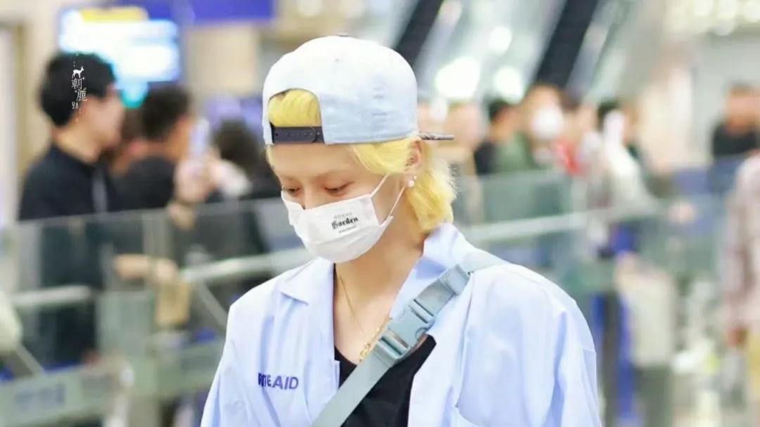 鹿晗最新机场穿搭路透图，状态好到完全不像34岁的人，梦回刚出道