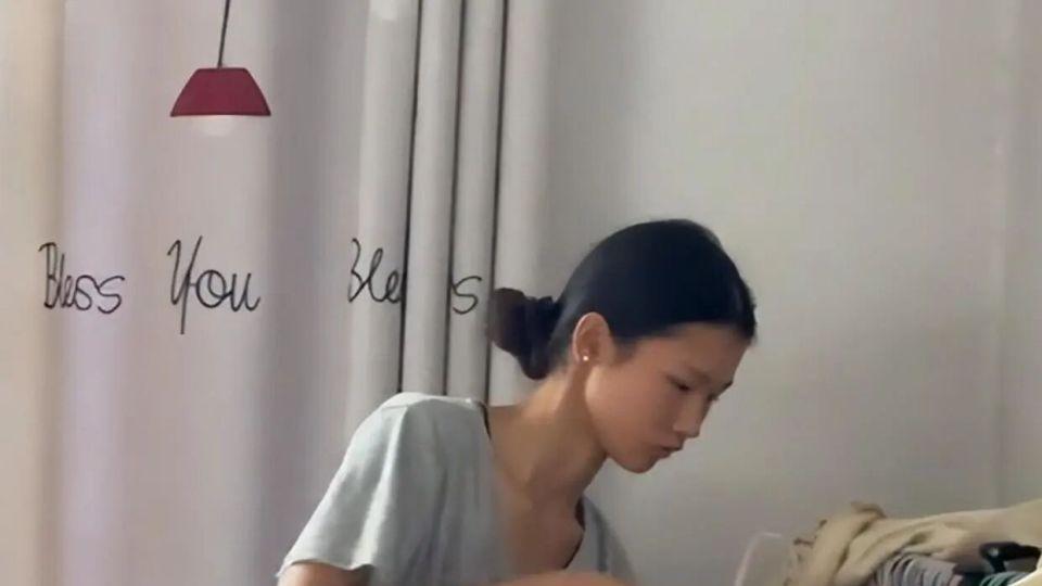 垃圾堆走出的超模！19岁女孩帮男友爸爸捡废品被挖掘，身高1米81