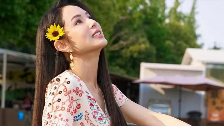 李若彤重现找回少女时刻，身穿碎花连衣裙大秀分外青春靓丽！