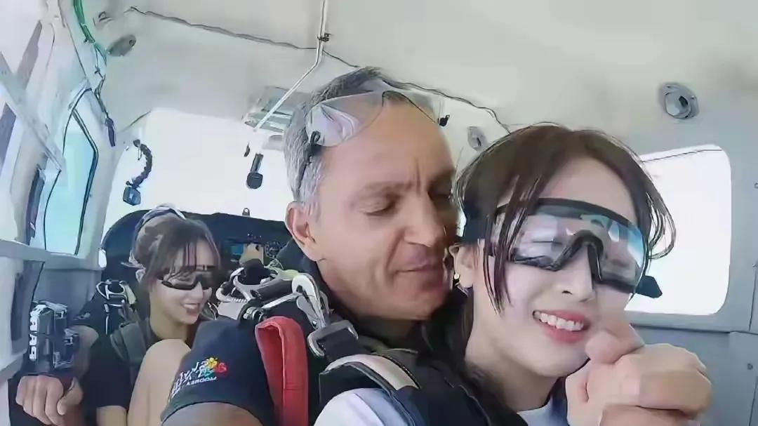 吴宣仪跳伞视频惹争议！亲密互动背后藏着怎样的娱乐圈生存困境？