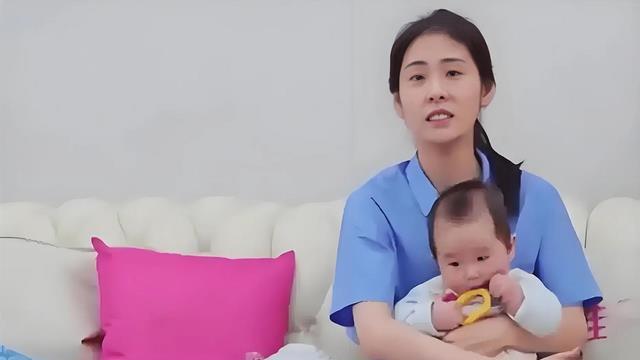 张碧晨大方晒与女儿合照，温馨画面尽显母女情深