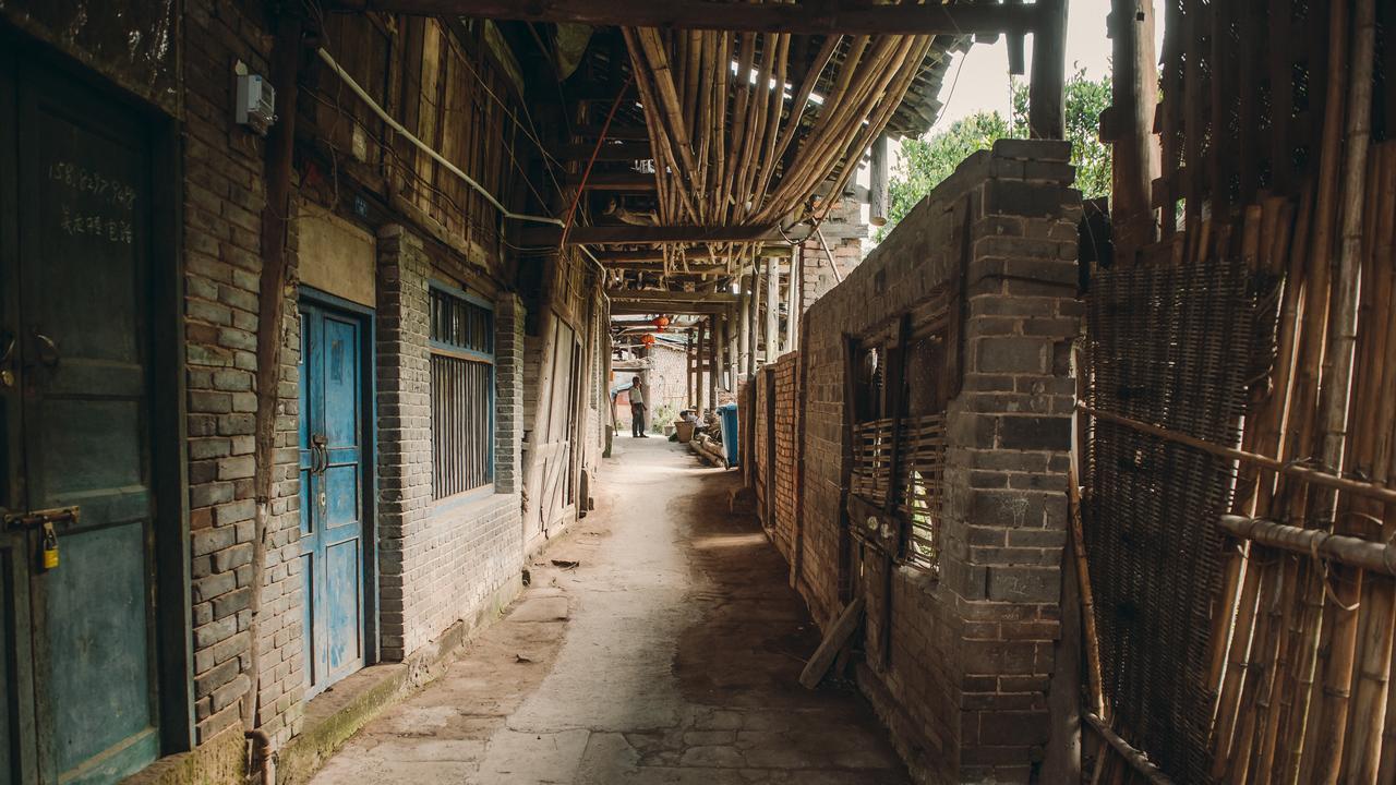 表姐当年是学霸，放月假回家失踪两天，家人找到她时已经疯疯癫癫