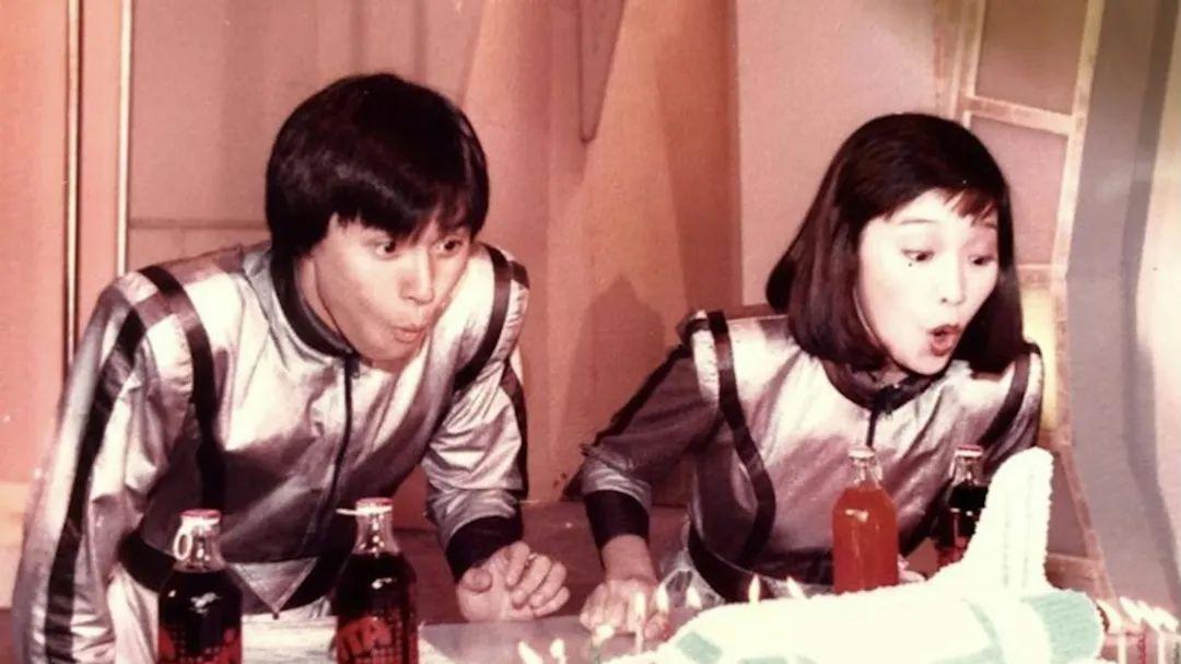 长青女主持跑楼梯跌断脚入院，拍档带红酒当汤水探病