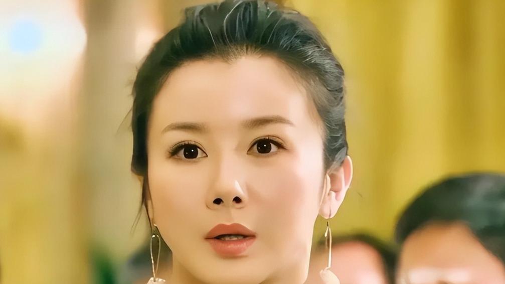 ​43岁孙菲菲官宣离婚！血泪控诉11年“软饭婚姻”，3条忠告惊醒所有女性