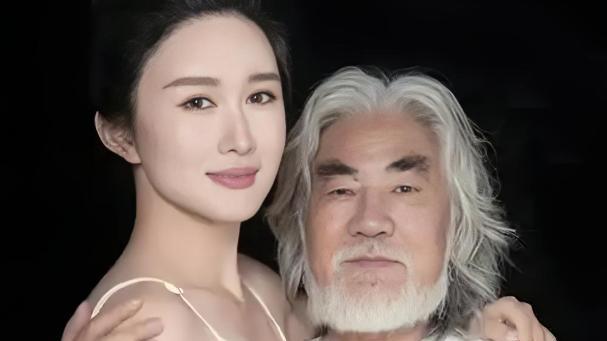 张纪中高铁站宠妻实录！娇妻生图曝光惊现双下巴，美颜滤镜碎一地