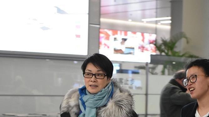 毛阿敏太会打扮，红色羽绒服内搭高领衫，鲨鱼裤配短靴显腿细又长