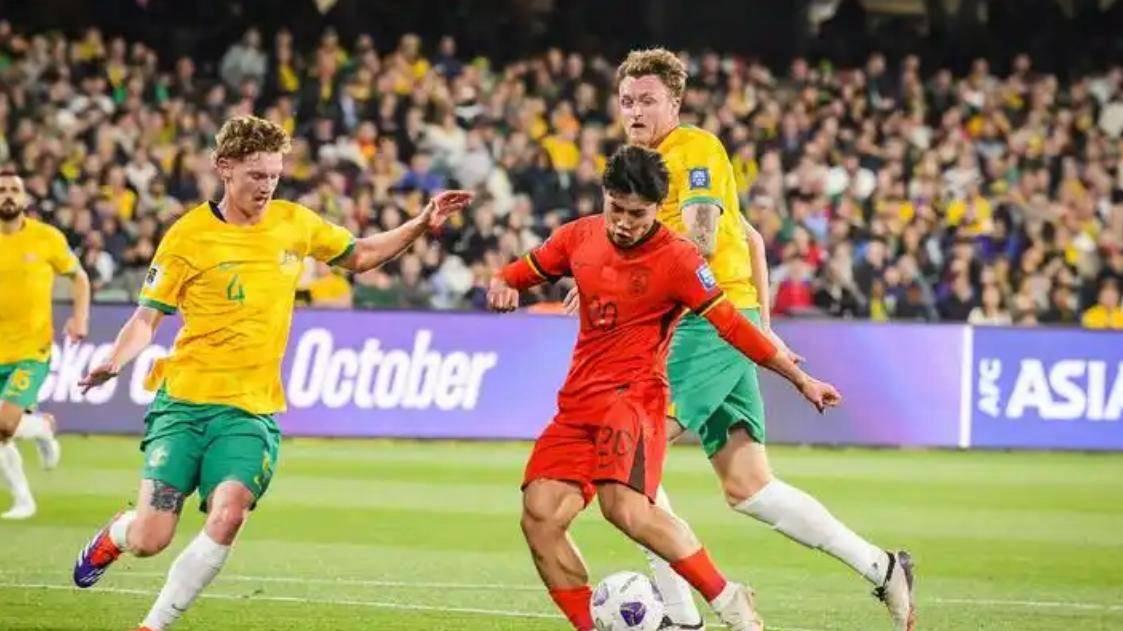 詹姆斯比乔治得分，球迷对乔治失望央视直播国足排位战，张玉宁携手4归化球员备战，王大雷稳坐首发门将