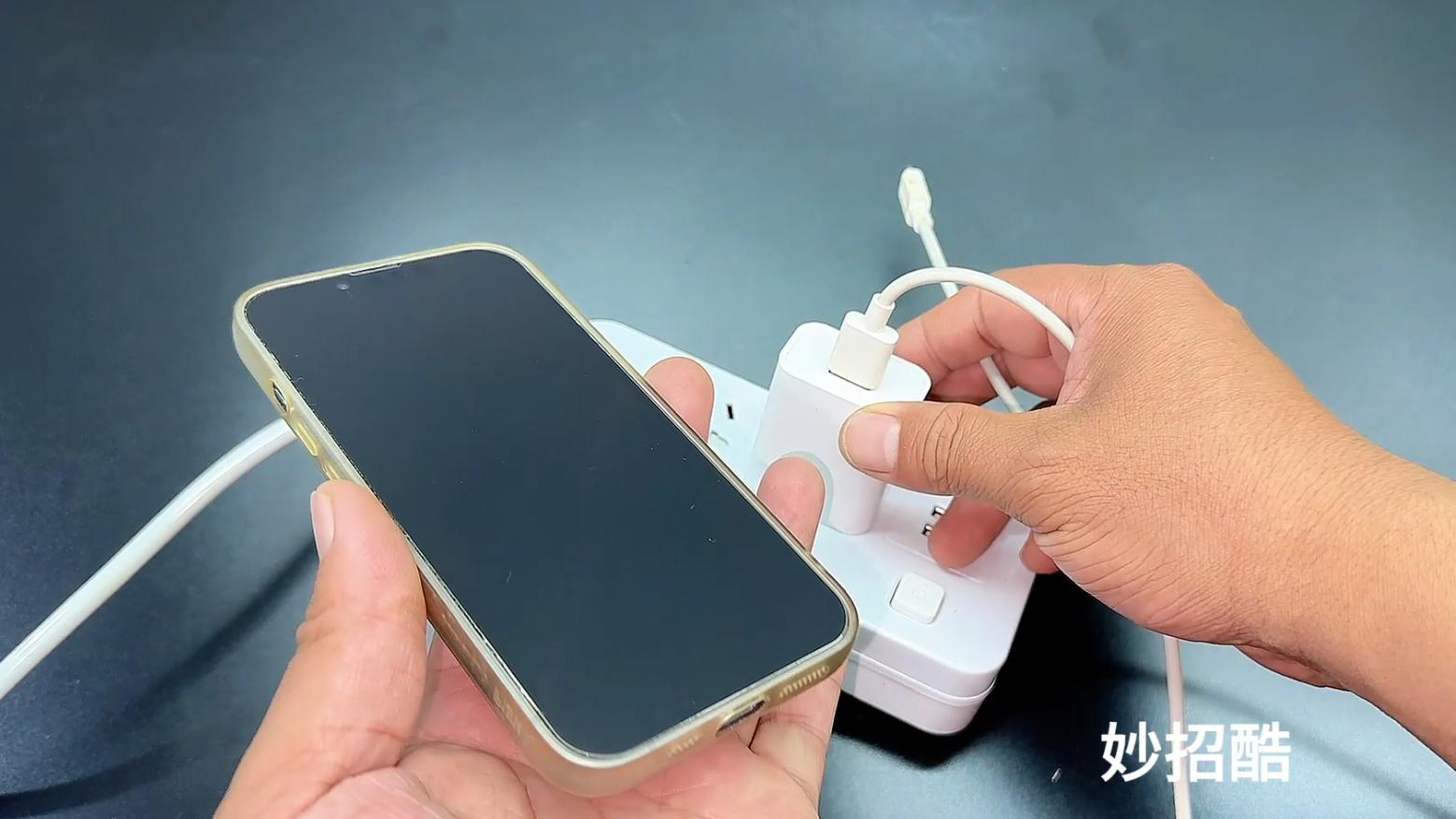 把牙签插进手机充电孔里，解决了很多人的大烦恼，太实用了