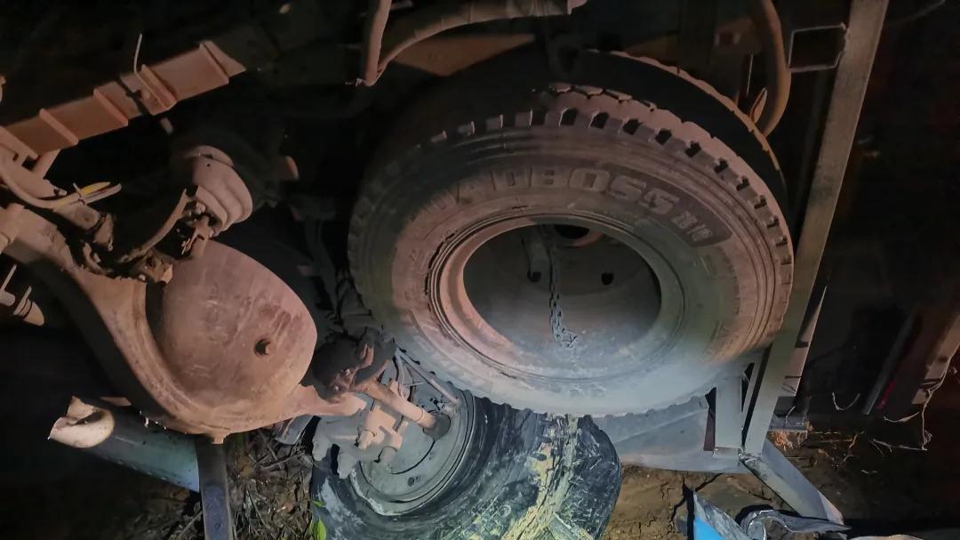 超载致车辆爆胎，发生事故太危险！！！