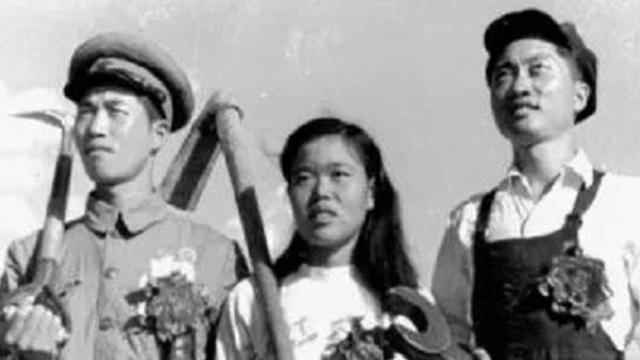 53年一劳模向毛主席敬酒，毛主席愣了愣问傅作义：是男孩还是女孩
