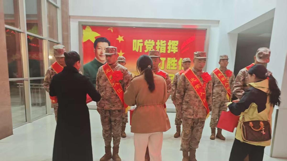 邳州平安志愿者凌晨送新兵，拥军情深暖征程