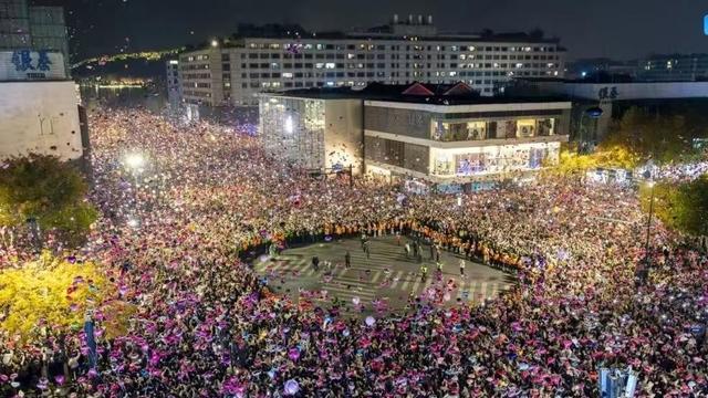 马上过年！央视新闻第五次发文，多地可燃放烟花，重点：要禁改限