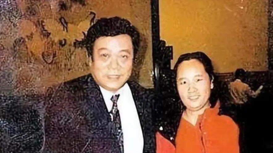 关系藏不住了？赵忠祥去世后遗产没给妻子，而是托付给了好友倪萍