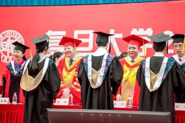 大幅压缩文科招生，复旦将降低文科招生比例，从原来百分之三四十降到20%