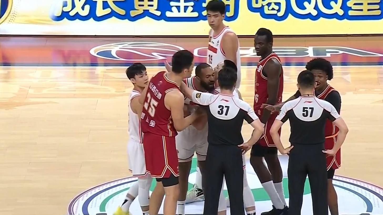 双杰联手精彩对决！徐杰15+7，山西险胜广东，核心被驱逐，王少杰伤退