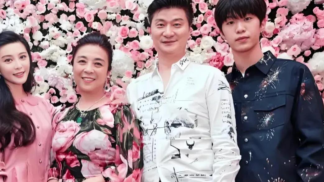 范冰冰全家福曝光，68岁妈妈貌美有气质，73岁爸爸跟24岁范丞丞像一个模子刻的