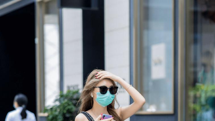 ​白裙子的魅力好大，清爽又高级，在人群中都亮起来