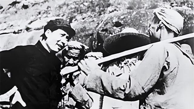 当年中共苏区那么穷，怎么养活十万红军？全靠一个人和一个公司