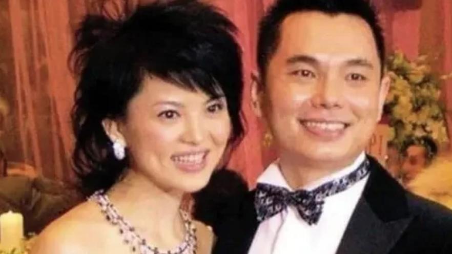 离婚4年，王诗龄的一个公开举动，彻底撕下了王岳伦仅剩的"体面"