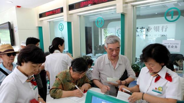 银行新规，只要是60岁以上老人去办理业务，都能享受这几个新福利
