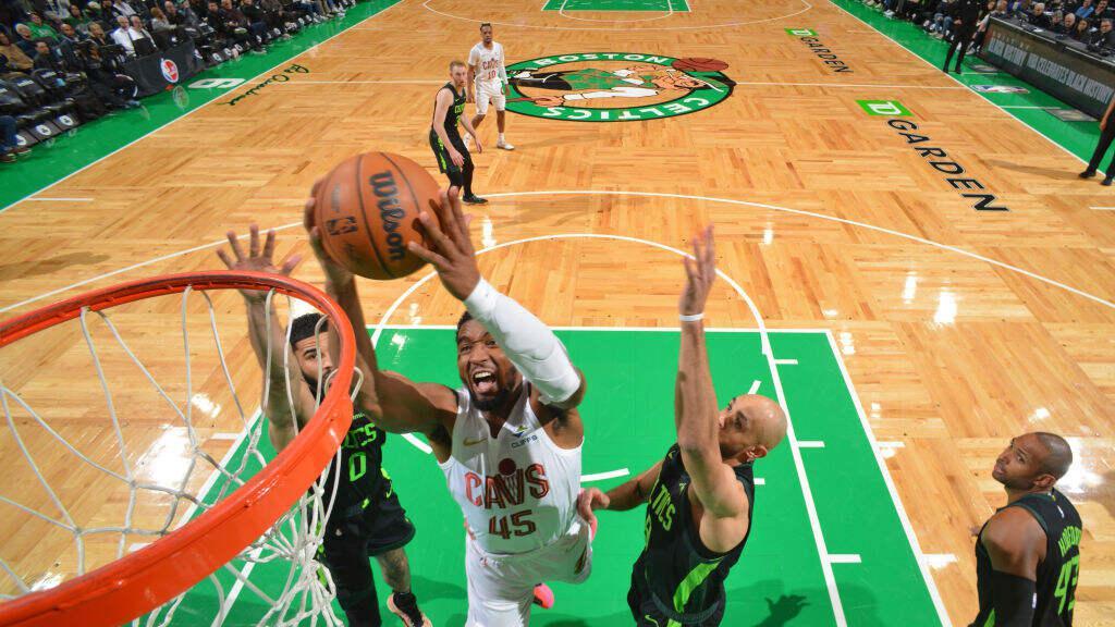 不要半节开香槟啊塔图姆！一定要留在场上啊祖巴茨！