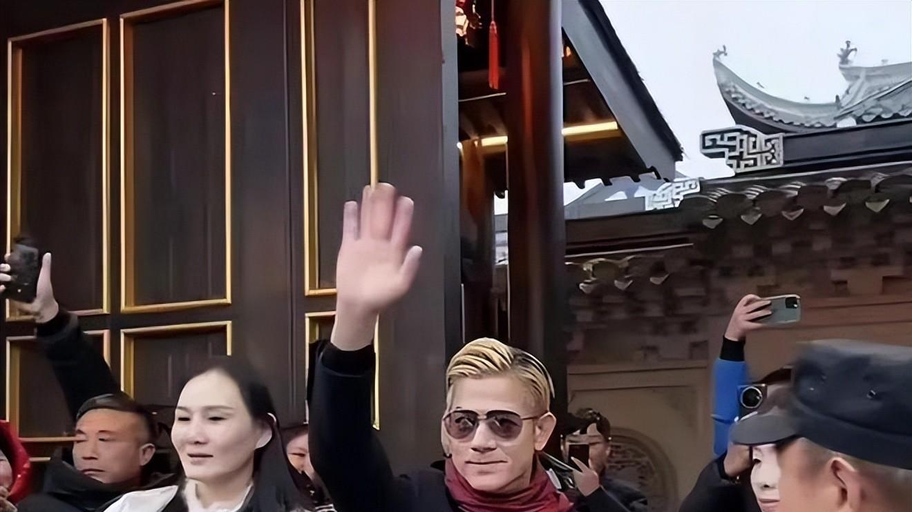 郭富城又回安徽岳父家！投资马场被高规格接待，还带保镖贴身保护
